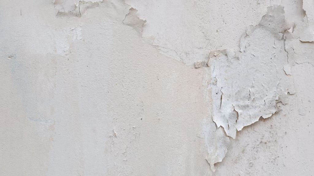 צבע מתקלף מקיר בגלל לחות – אחד הסימנים לרטיבות בתוך הקיר